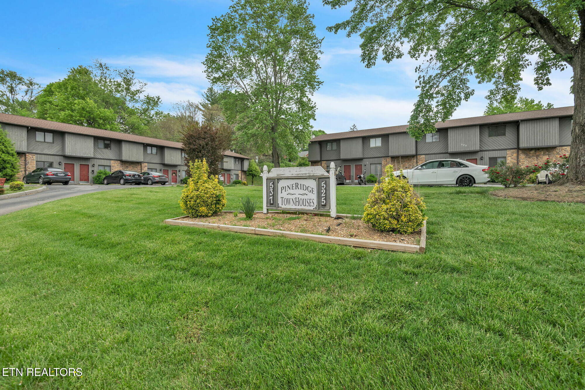 525 Scott County Road Kingsport, TN 37660 - Photo 2 of 17 21-web-or-mls-Pine_Ridge_Townhouses-4807