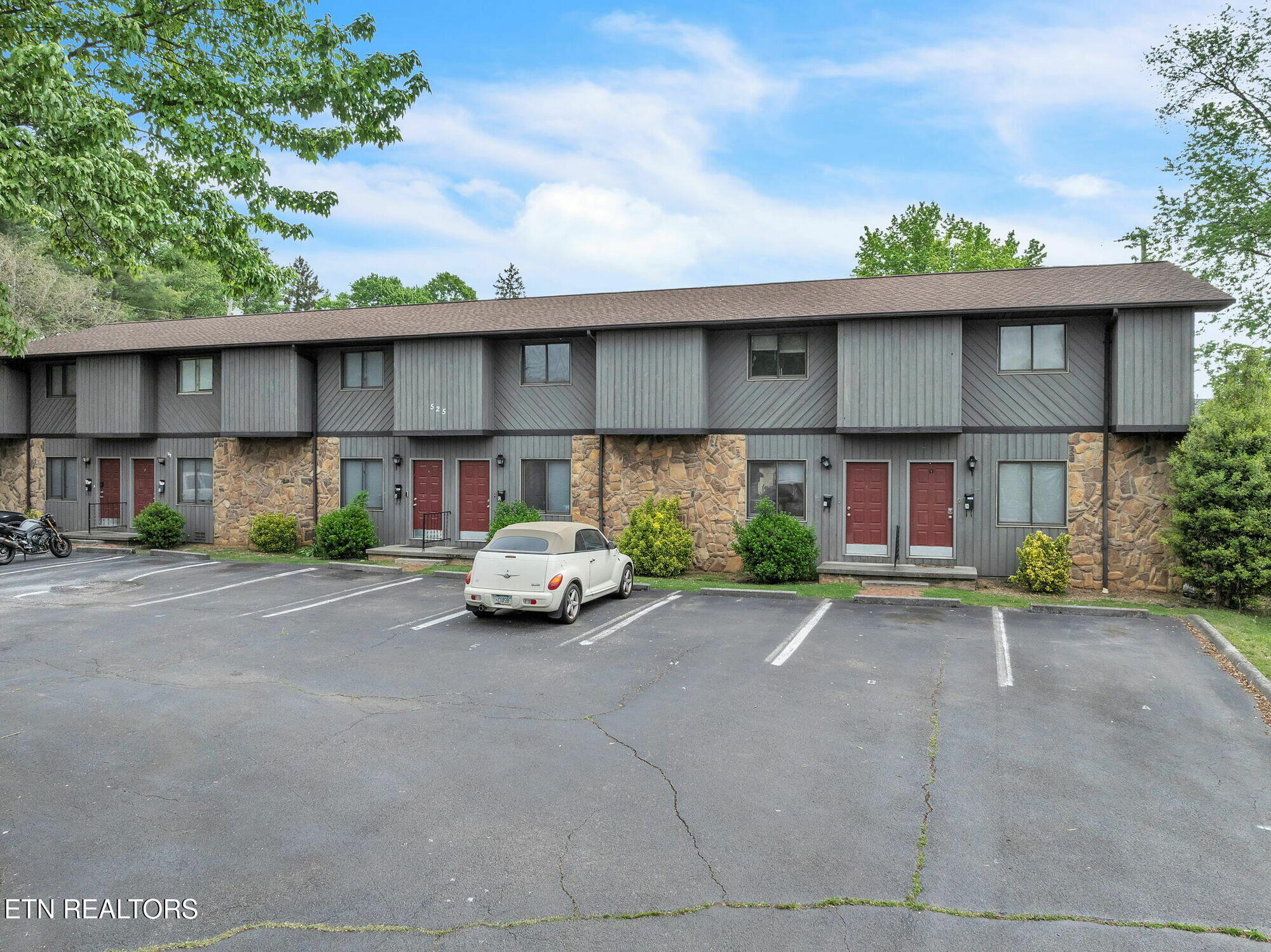 525 Scott County Road Kingsport, TN 37660 - Photo 3 of 17 19-web-or-mls-Pine_Ridge_Townhouses-