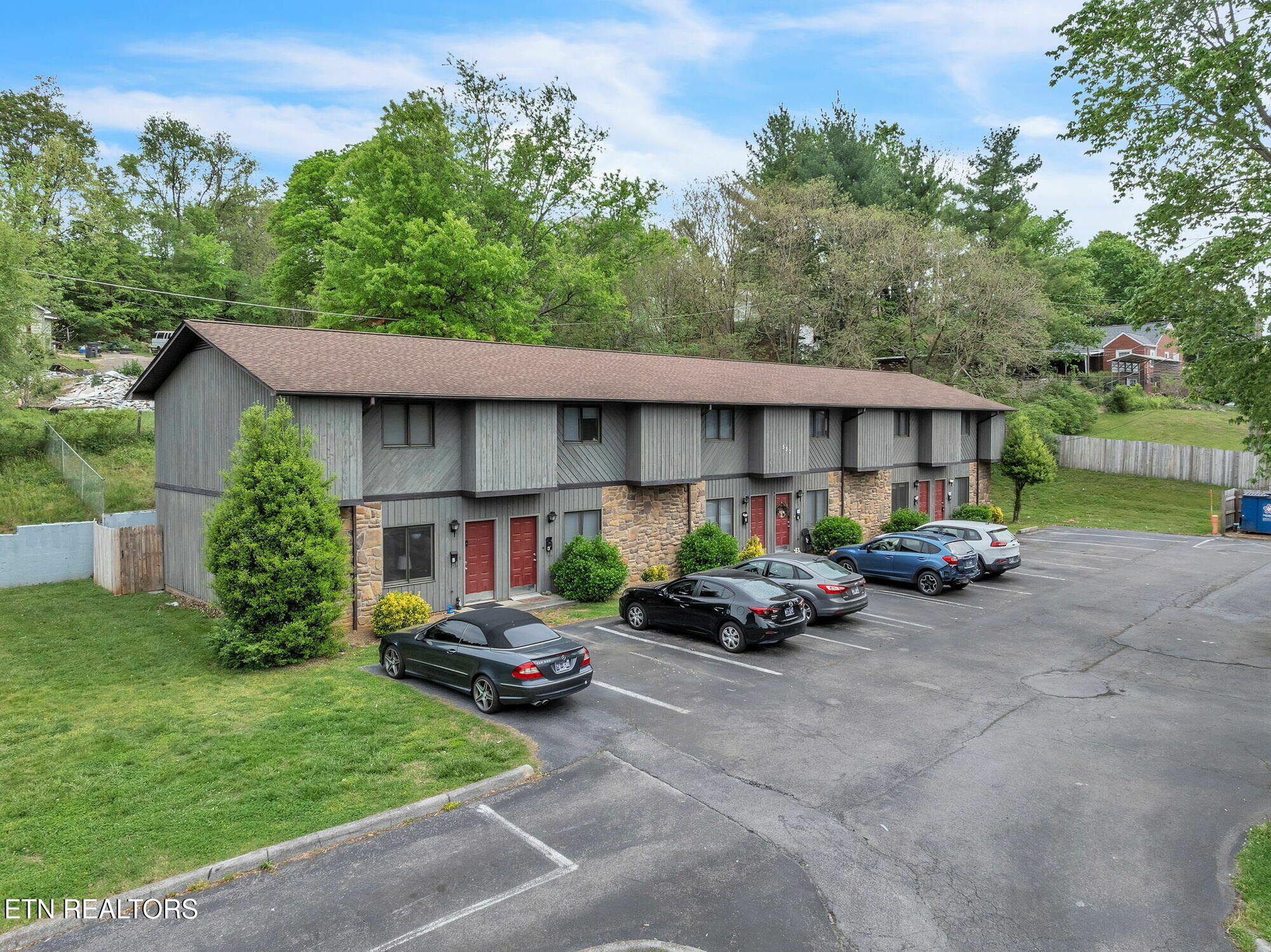 525 Scott County Road Kingsport, TN 37660 - Photo 4 of 17 3-web-or-mls-Pine_Ridge_Townhouses--10
