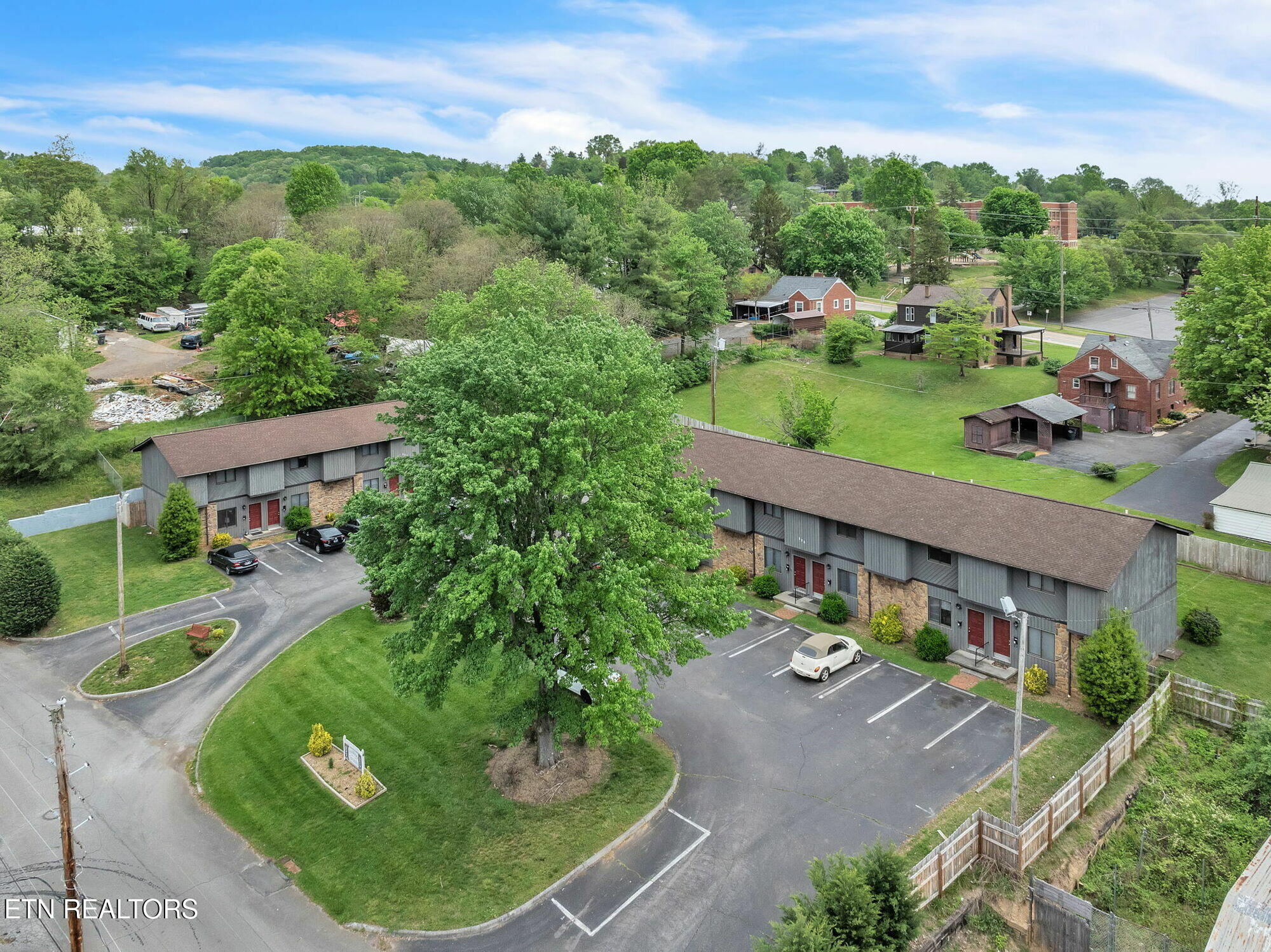 525 Scott County Road Kingsport, TN 37660 - Photo 5 of 17 6-web-or-mls-Pine_Ridge_Townhouses--19