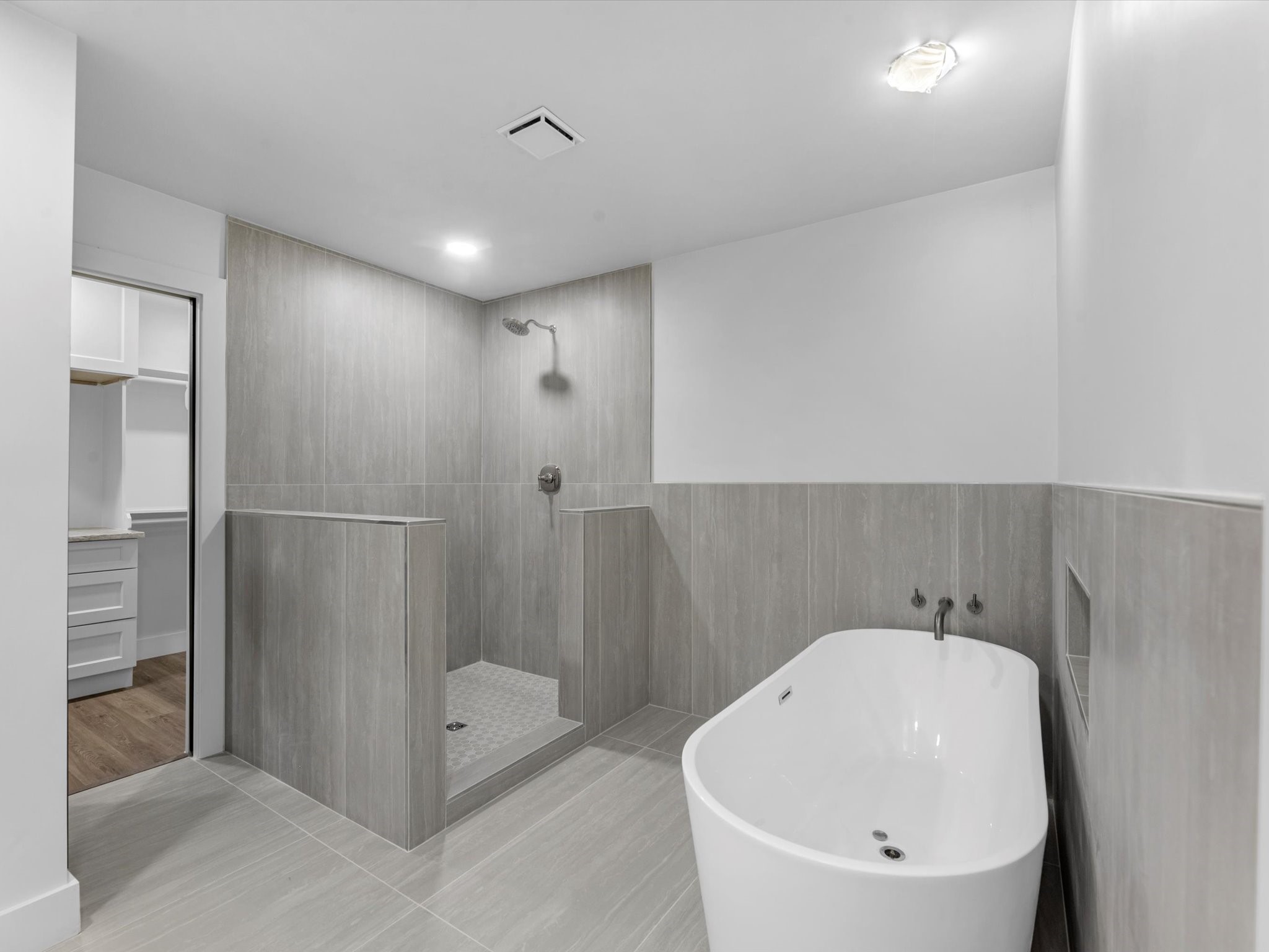 3514 La Costa Road Missouri City, TX 77459 - Photo 16 of 38 a bathroom with a bathtub and shower