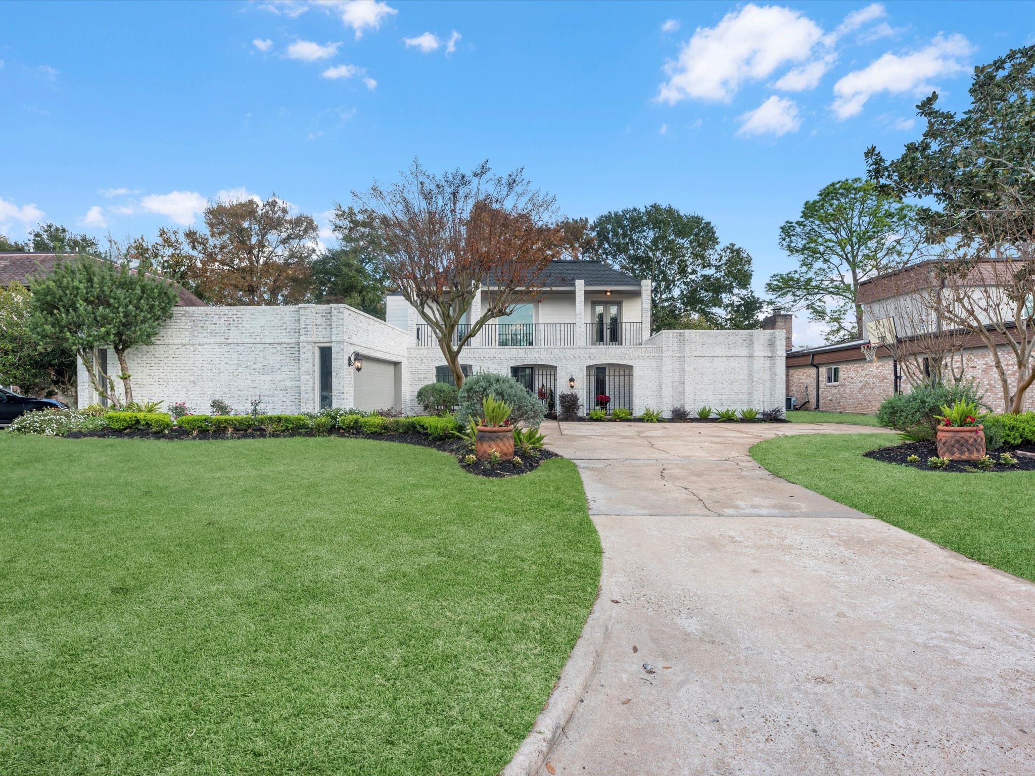 3514 La Costa Road Missouri City, TX 77459 - Photo 2 of 38 a front view of a house with garden