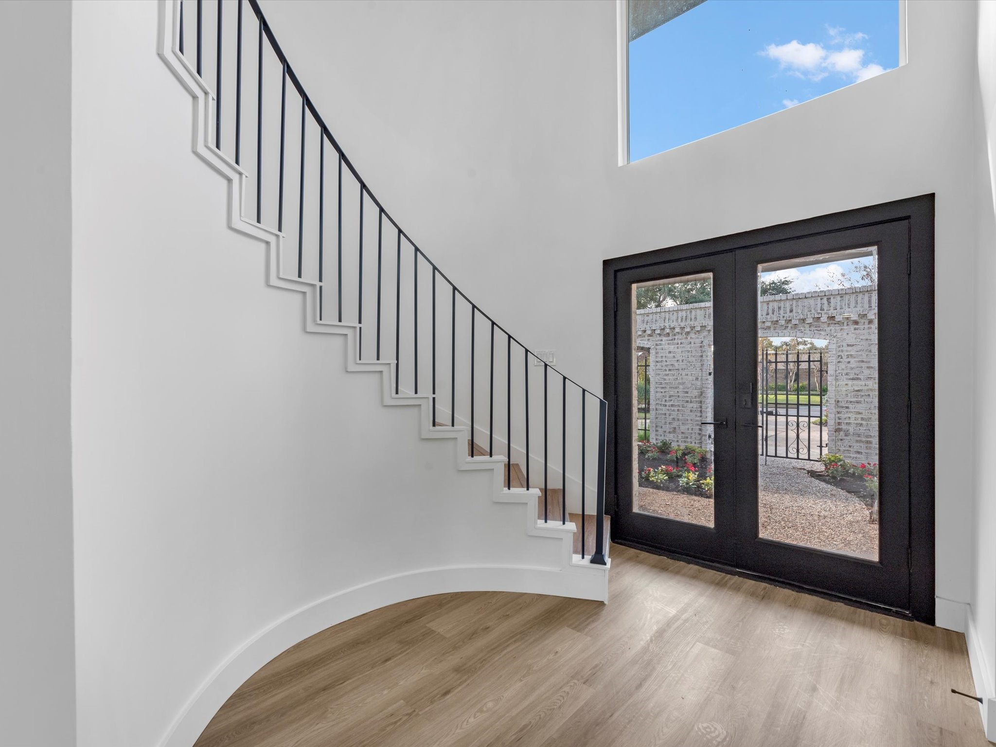 3514 La Costa Road Missouri City, TX 77459 - Photo 5 of 38 a view of a hallway with wooden floor and entryway