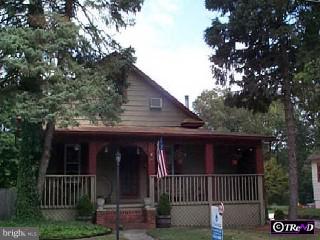 401 Warwick Road Magnolia, NJ 08049 - Photo 1 of 1 a view of a house that has small garden