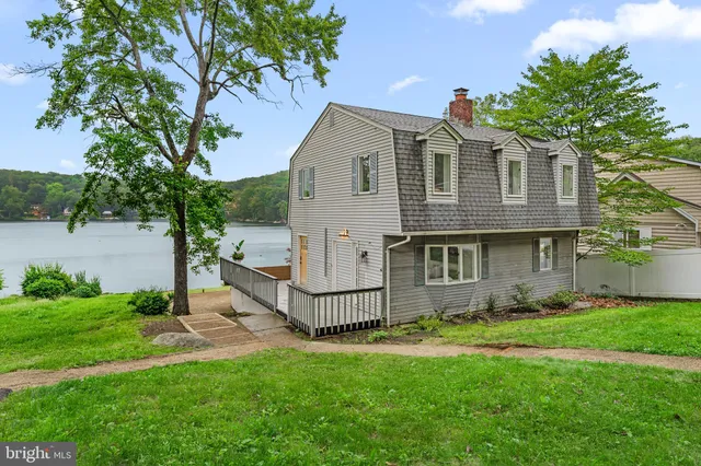 a view of backyard with a garden and plants