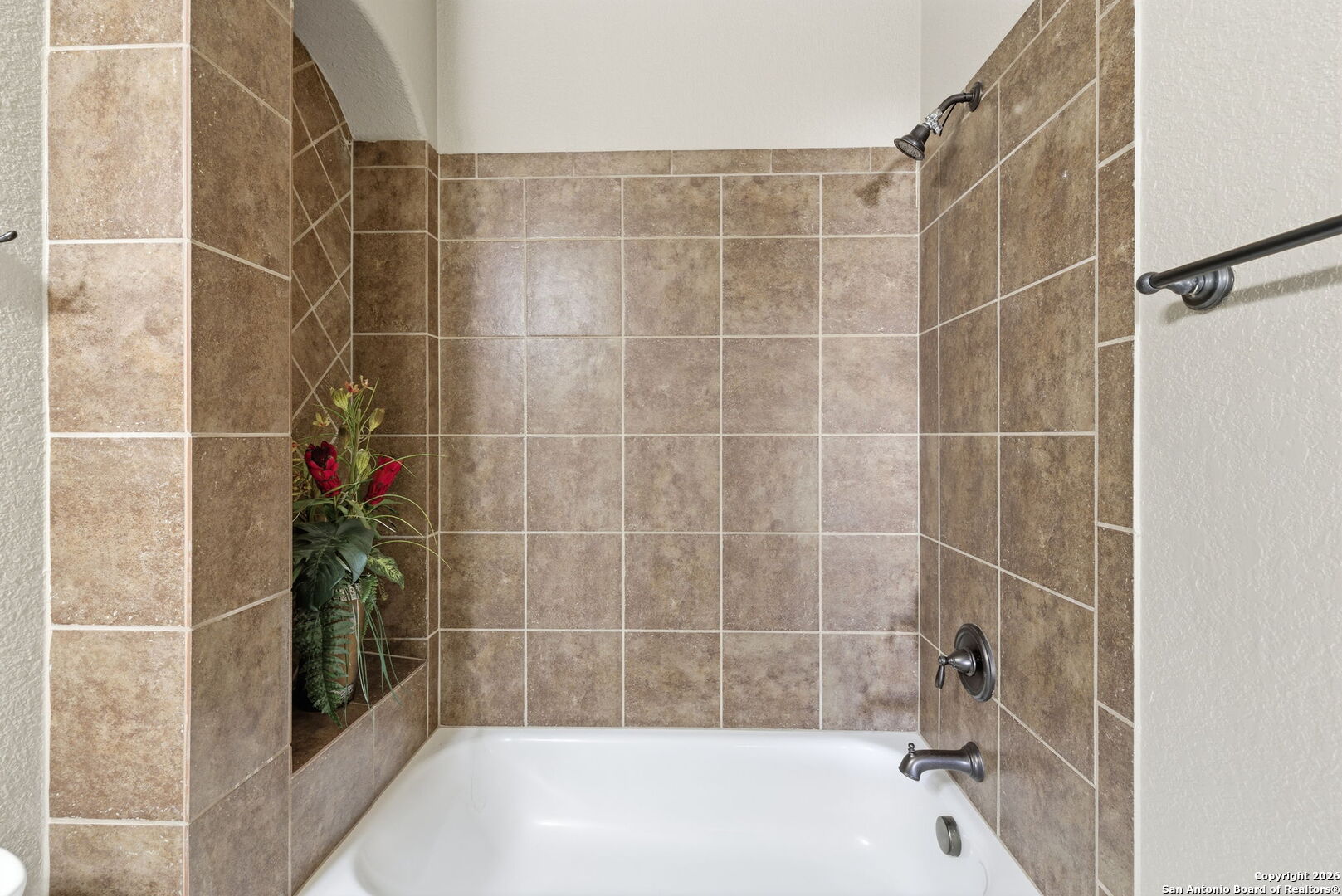 10510 Corvey Lane Helotes, TX 78023 - Photo 12 of 40 a bathroom with a bathtub