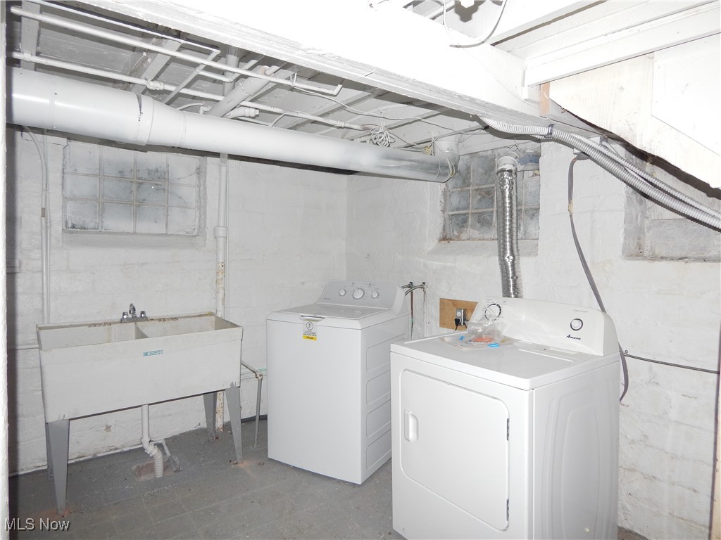 3845 Summit Park Road Cleveland Heights, OH 44121 - Photo 13 of 15 Washroom featuring laundry area, independent washer and dryer, and a sink