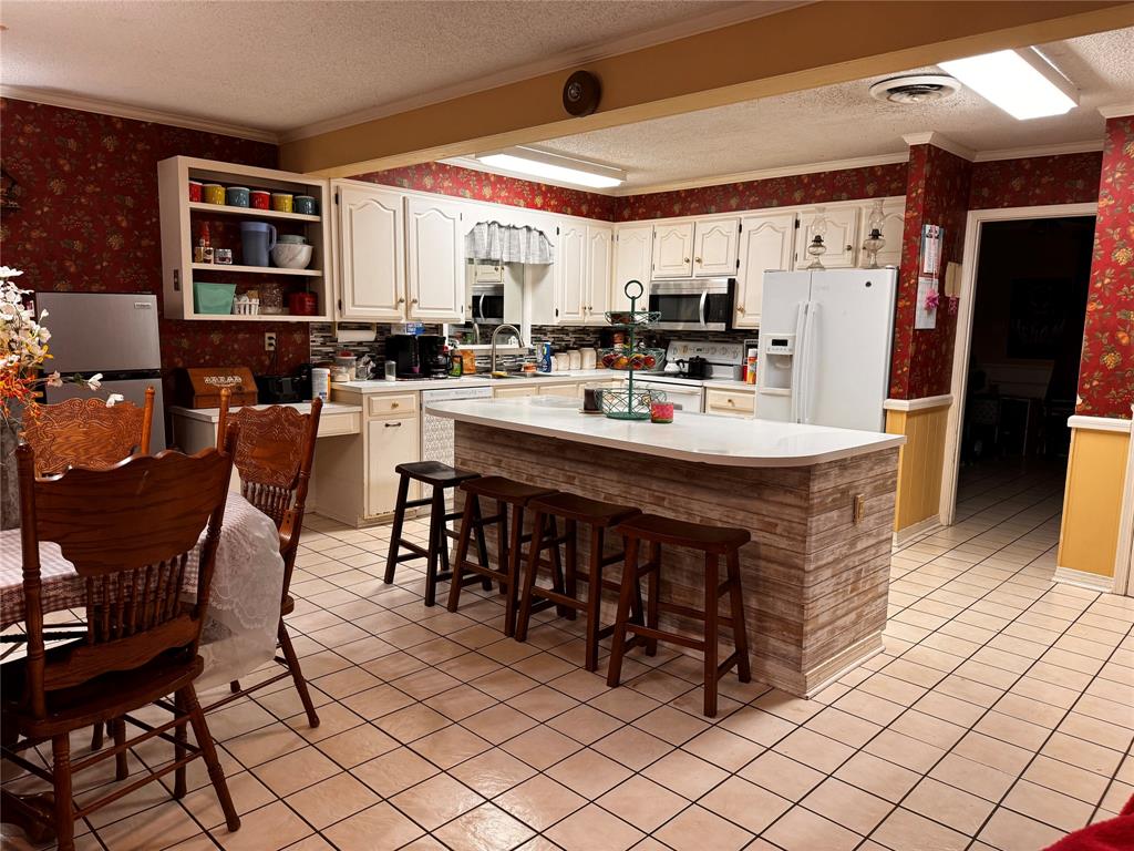 620 Fort Avenue Minden, LA 71055 - Photo 2 of 7 a large kitchen with a table and chairs