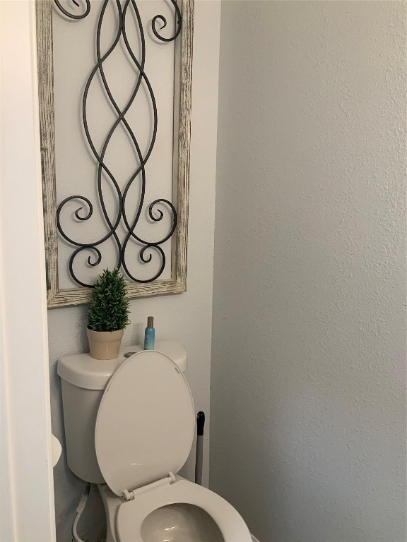 840 Threadneedle Street, Unit 199 Houston, TX 77079 - Photo 15 of 36 a bathroom with a toilet and a sink