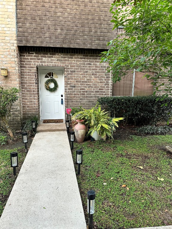 840 Threadneedle Street, Unit 199 Houston, TX 77079 - Photo 3 of 36 a backyard of a house with seating space