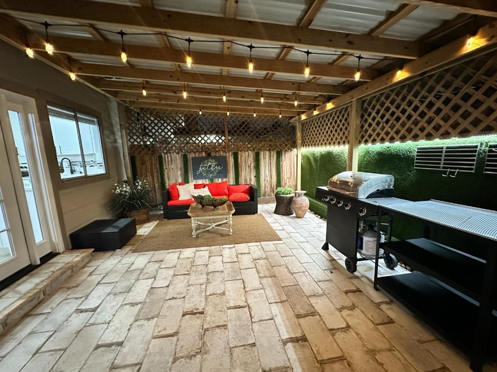 840 Threadneedle Street, Unit 199 Houston, TX 77079 - Photo 36 of 36 a view of a patio with table and chairs
