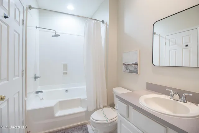 $2,100 | 2252 Beach Drive, Unit 203, Gulfport, MS 39507