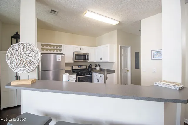 $2,100 | 2252 Beach Drive, Unit 203, Gulfport, MS 39507