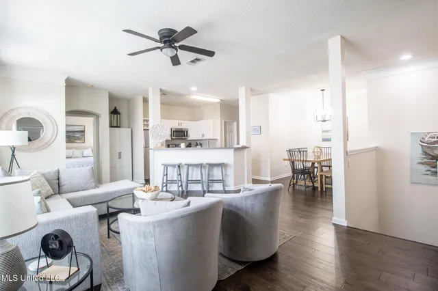 $2,100 | 2252 Beach Drive, Unit 203, Gulfport, MS 39507