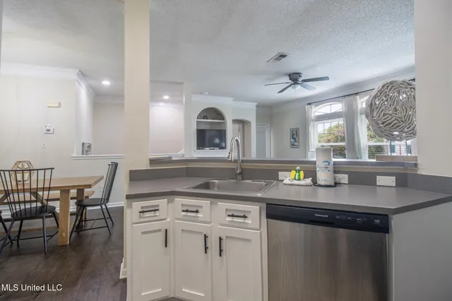 $2,100 | 2252 Beach Drive, Unit 203, Gulfport, MS 39507