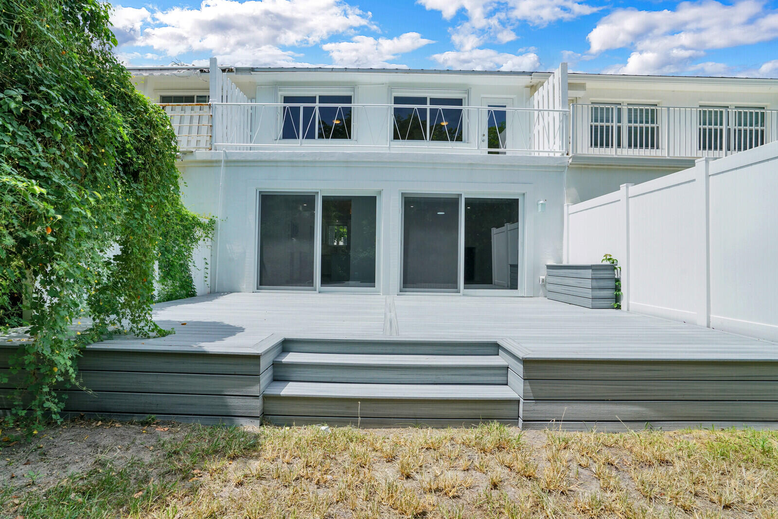 29 E Road Delray Beach, FL 33483 - Photo 15 of 34 a view of a house with a garden