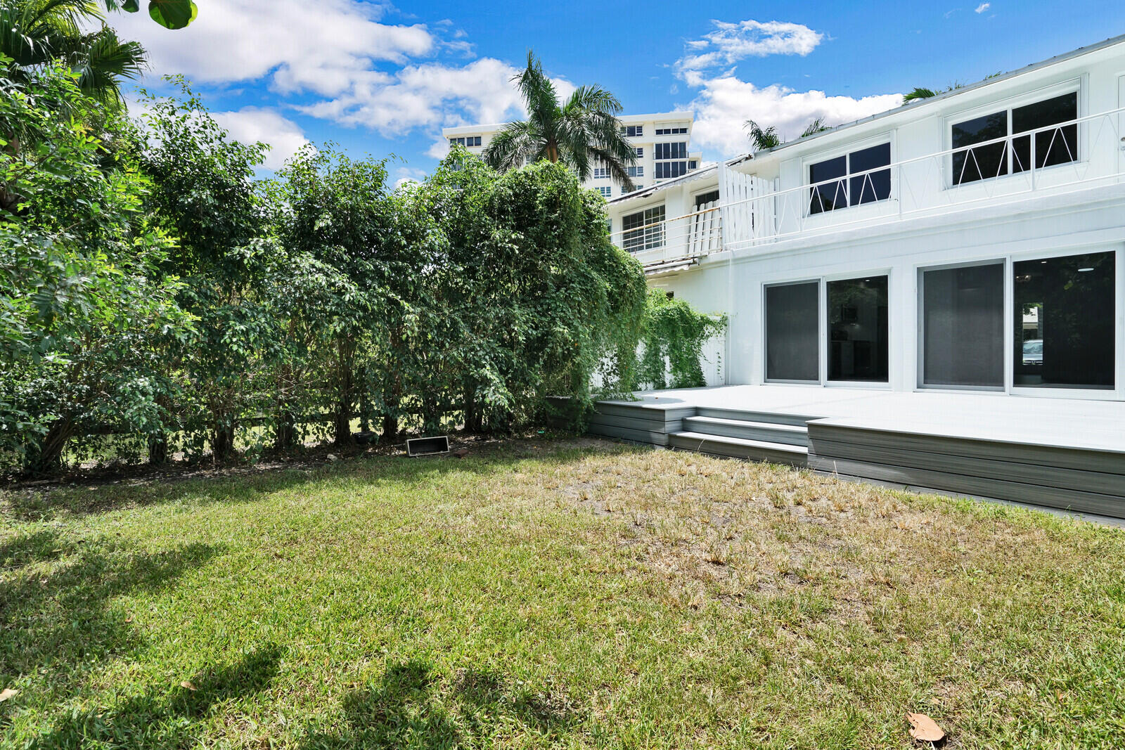 29 E Road Delray Beach, FL 33483 - Photo 30 of 34 a view of a house with a garden