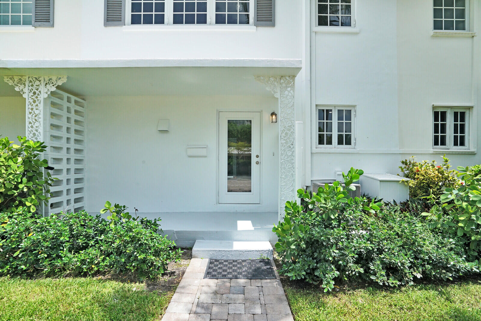 29 E Road Delray Beach, FL 33483 - Photo 5 of 34 a front view of a house with garden