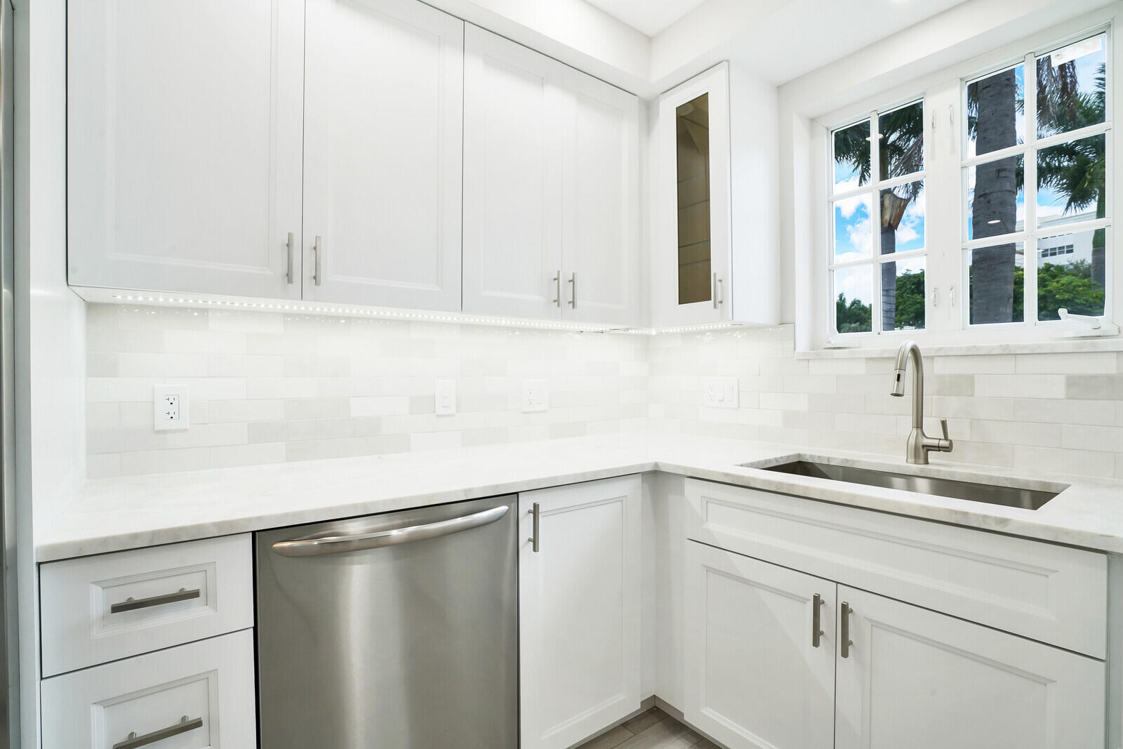 29 E Road Delray Beach, FL 33483 - Photo 10 of 34 a bathroom with a sink and a mirror