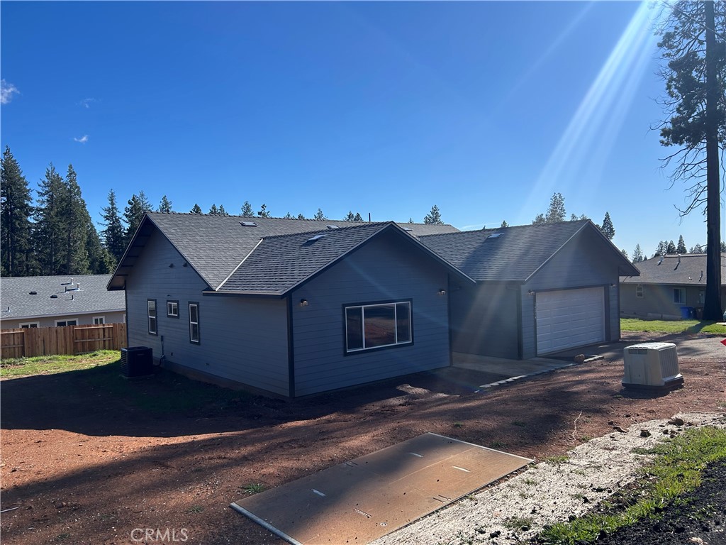 14014 Creston Road Magalia, CA 95954 - Photo 6 of 30 a view of a patio with wooden fence