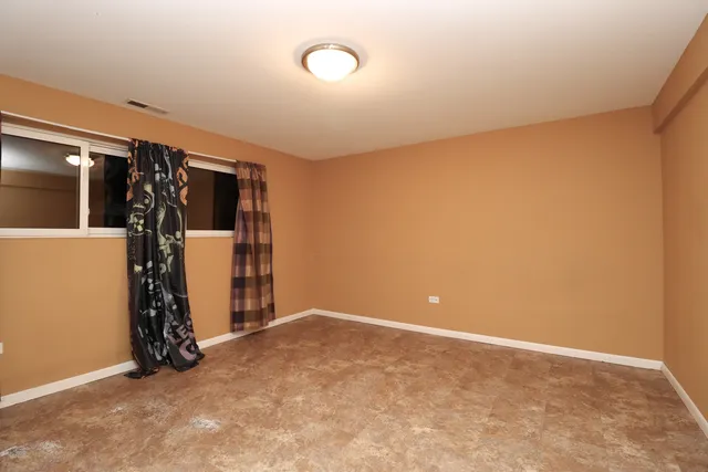 an empty room with closet and a ceiling fan