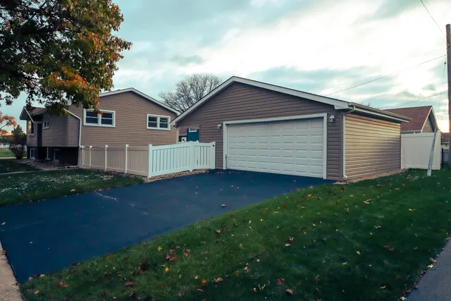 a view of a house with backyard