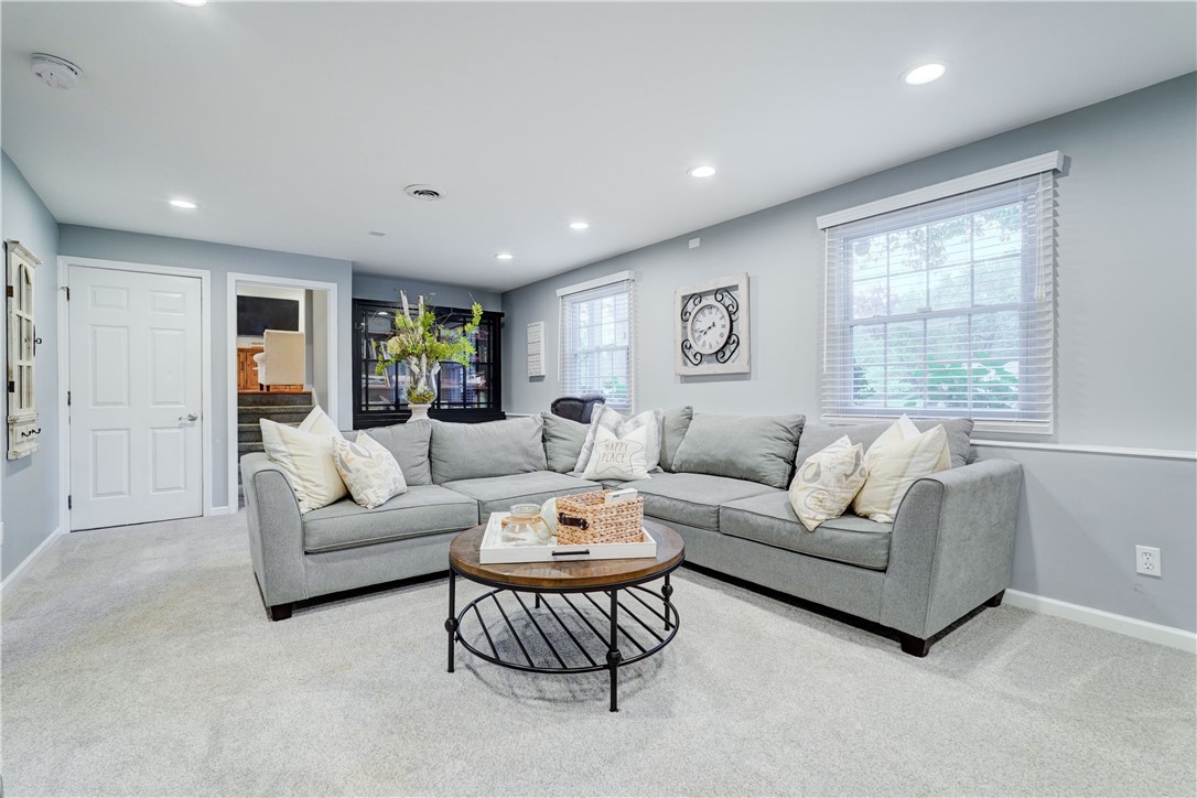 11 Stuyvesant Road Pittsford, NY 14534 - Photo 15 of 29 Family Room