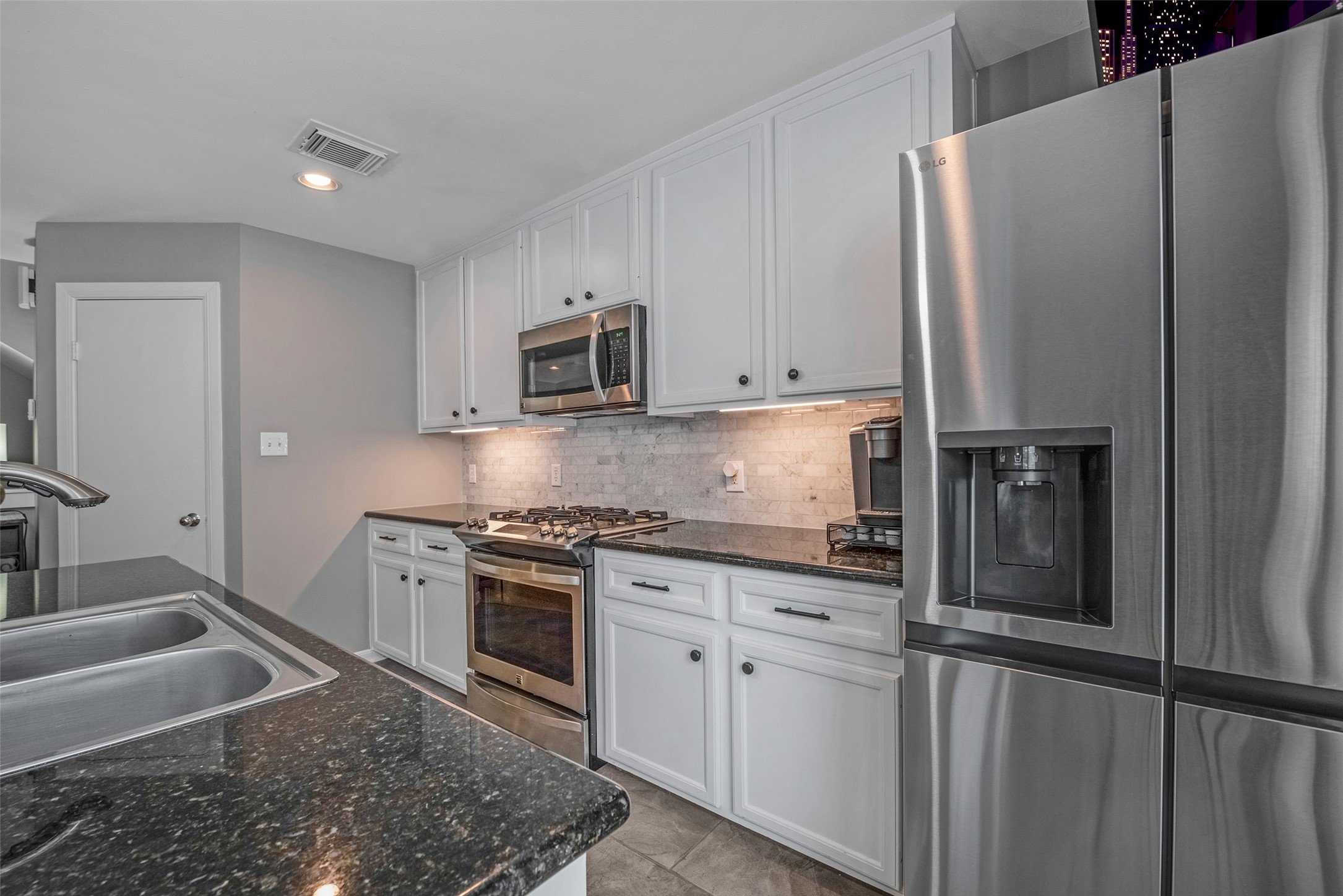 1028 La Rue Street Houston, TX 77019 - Photo 13 of 29 Plenty of cabinets, countertop and walk in pantry