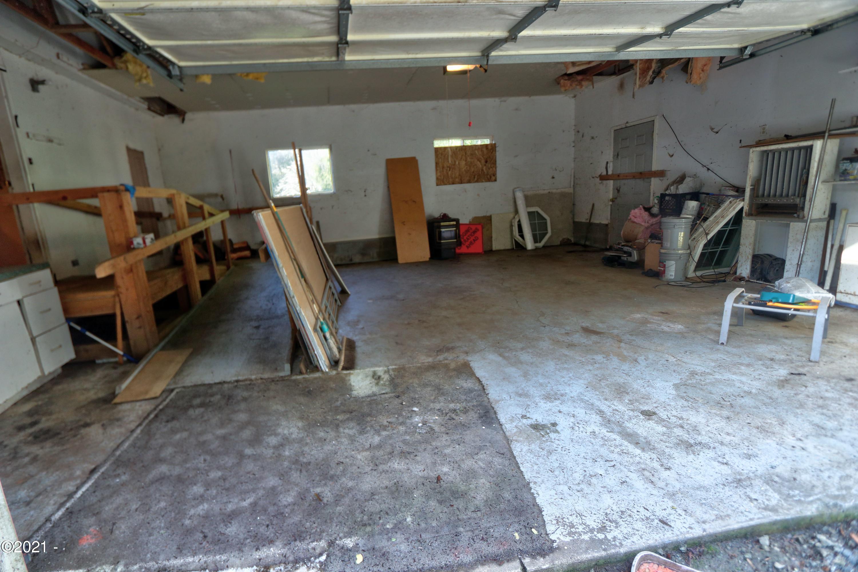 391 Sams Creek Road Logsden, OR 97357 - Photo 25 of 37 Garage