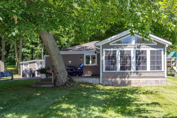 $660,000 | 61626 Lagoon Drive, Cassopolis, MI 49031