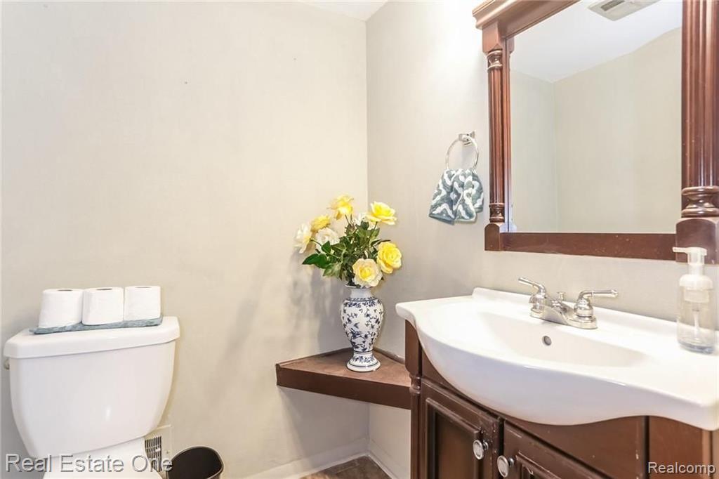 637 Oakbrook West, Unit 20 Rochester Hills, MI 48307 - Photo 15 of 24