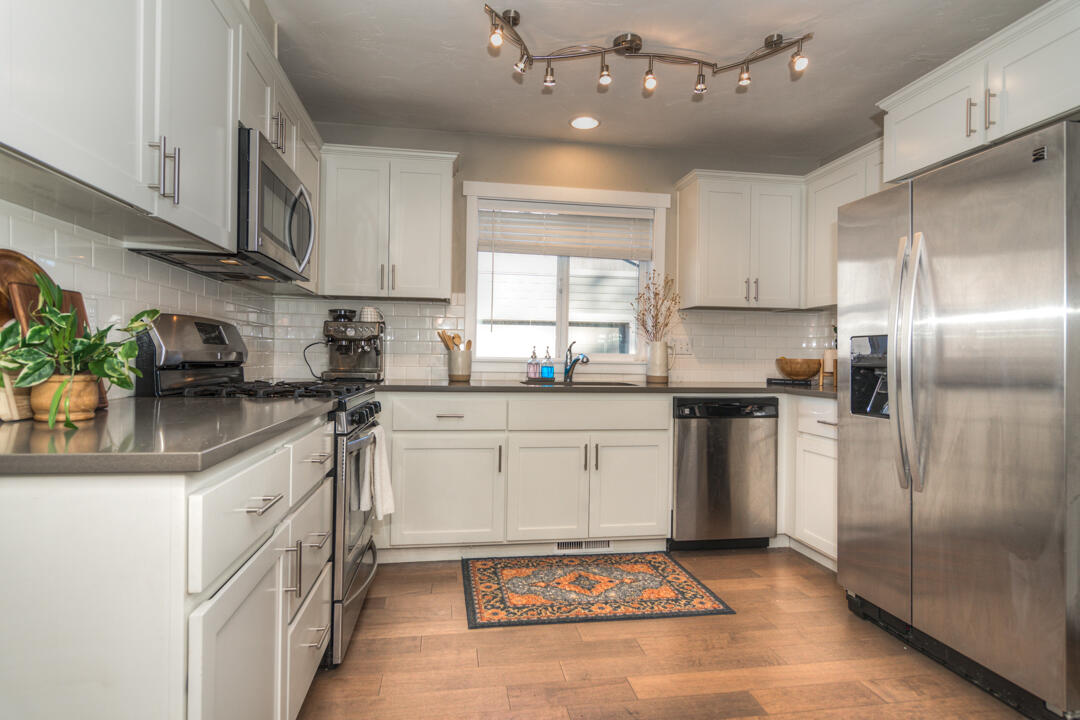 520 Southeast Reed Market Road Bend, OR 97702 - Photo 11 of 25 kitchen