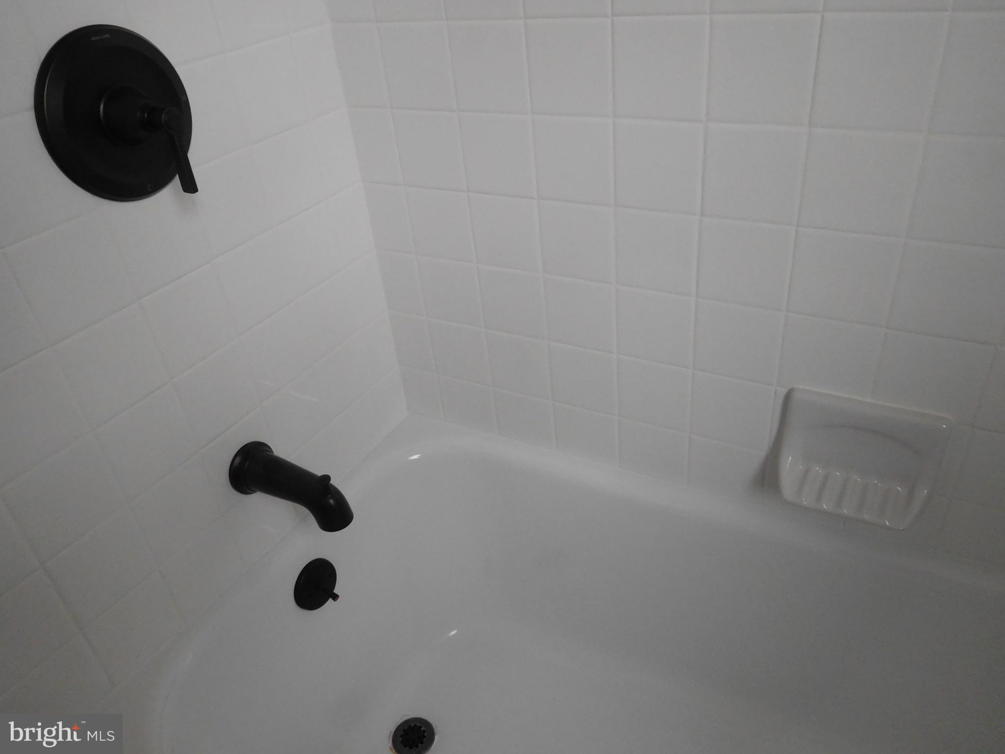 503 Wilson Road Wilmington, DE 19803 - Photo 25 of 34 Reglazed tub, new white tile etc. in 2nd floor Bat