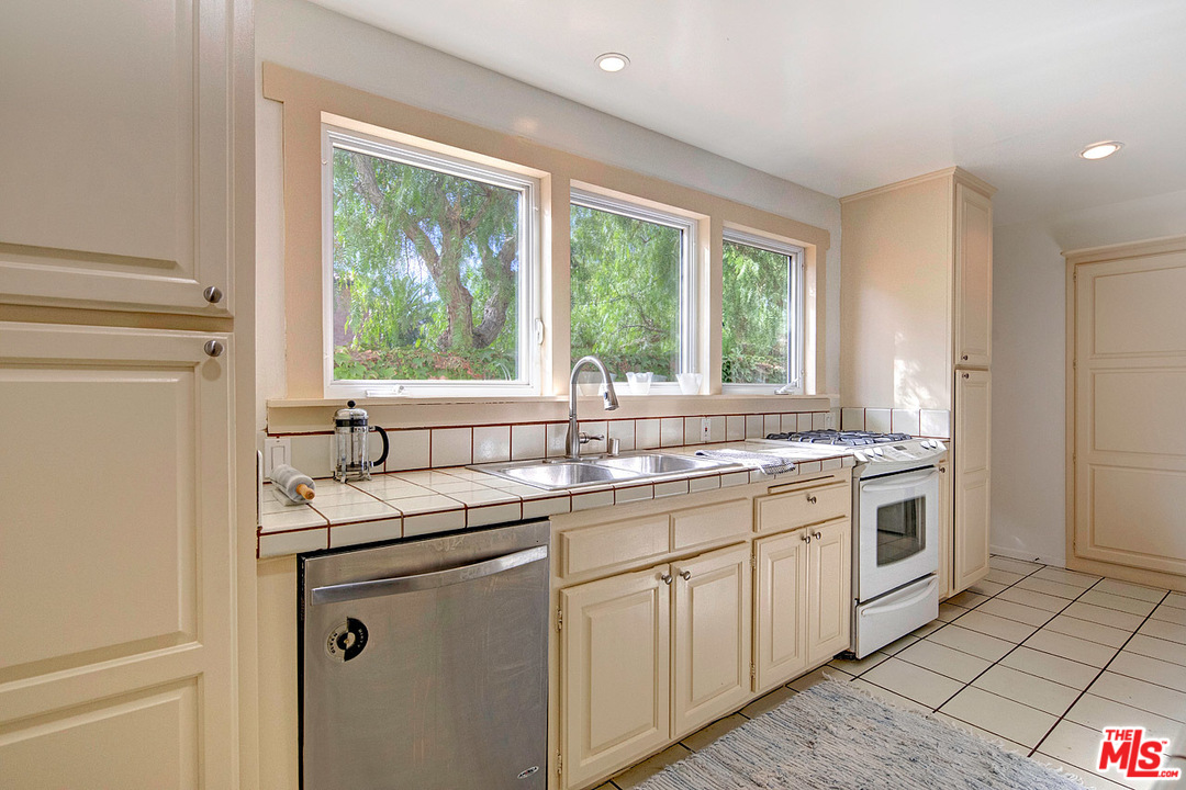 216 Waterview Street Playa del Rey, CA 90293 - Photo 13 of 28 Gallery Image 13