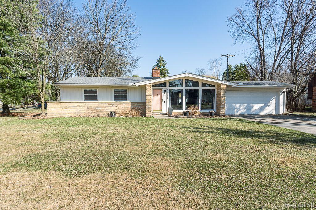29171 Rambling Road Southfield, MI 48076 - Photo 2 of 25