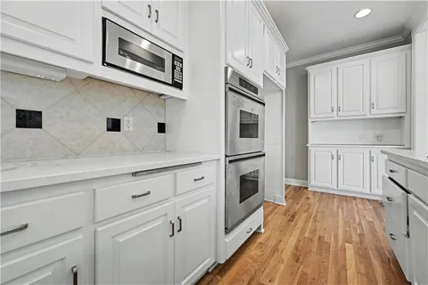 $949,000 | 5802 West 140th Terrace, Overland Park, KS 66223