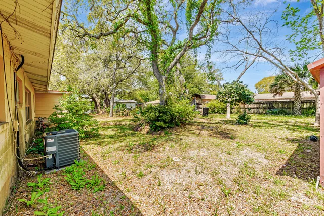 a view of yard with green space