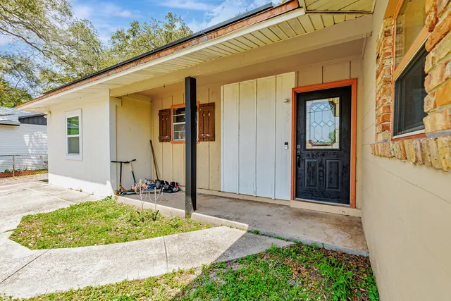 a view of a house with backyard