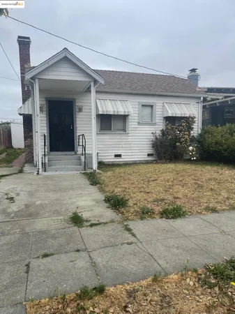 a view of a yard in front of a house