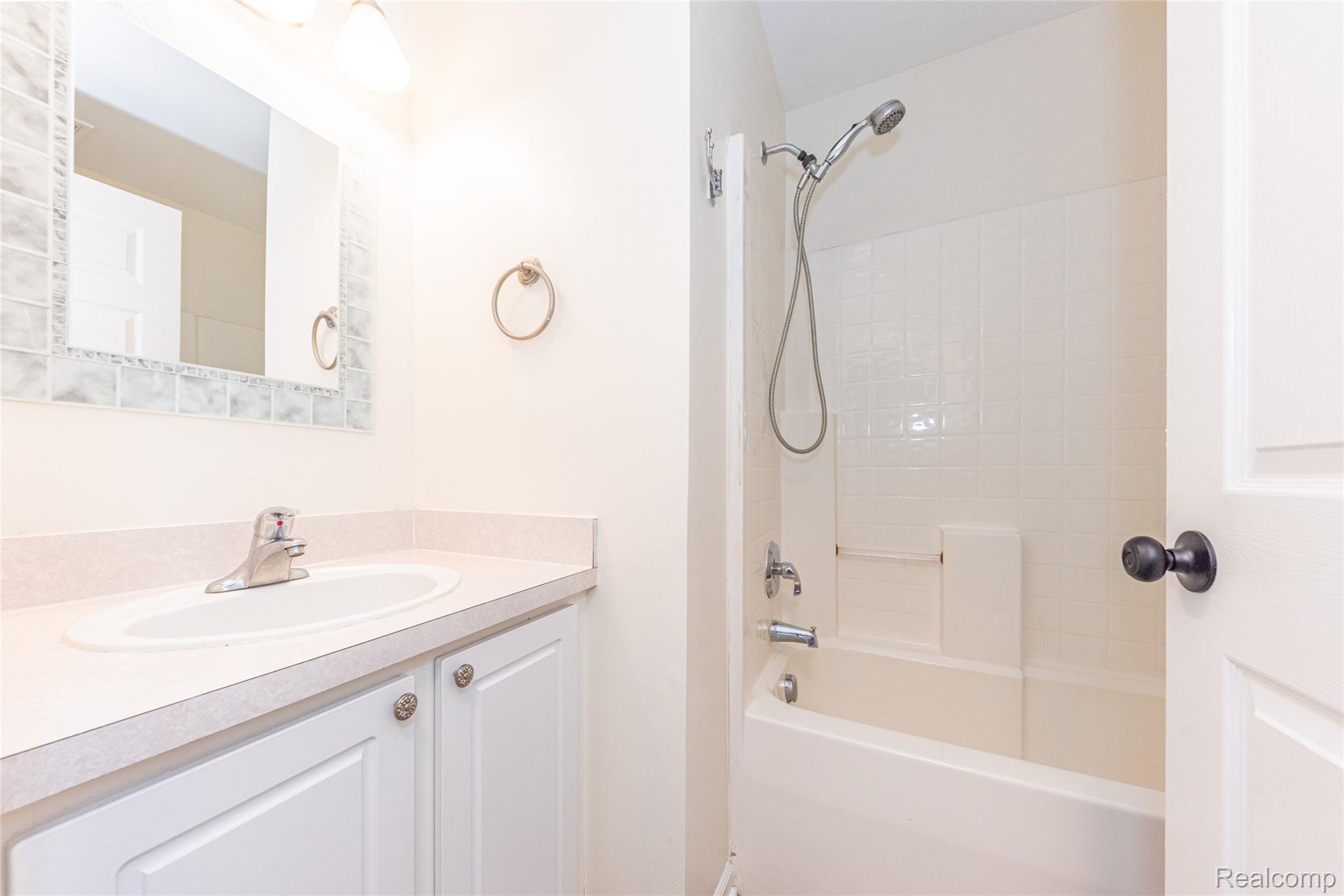 16942 Farmington Road, Unit 24 Livonia, MI 48154 - Photo 21 of 34 019_13.jpg