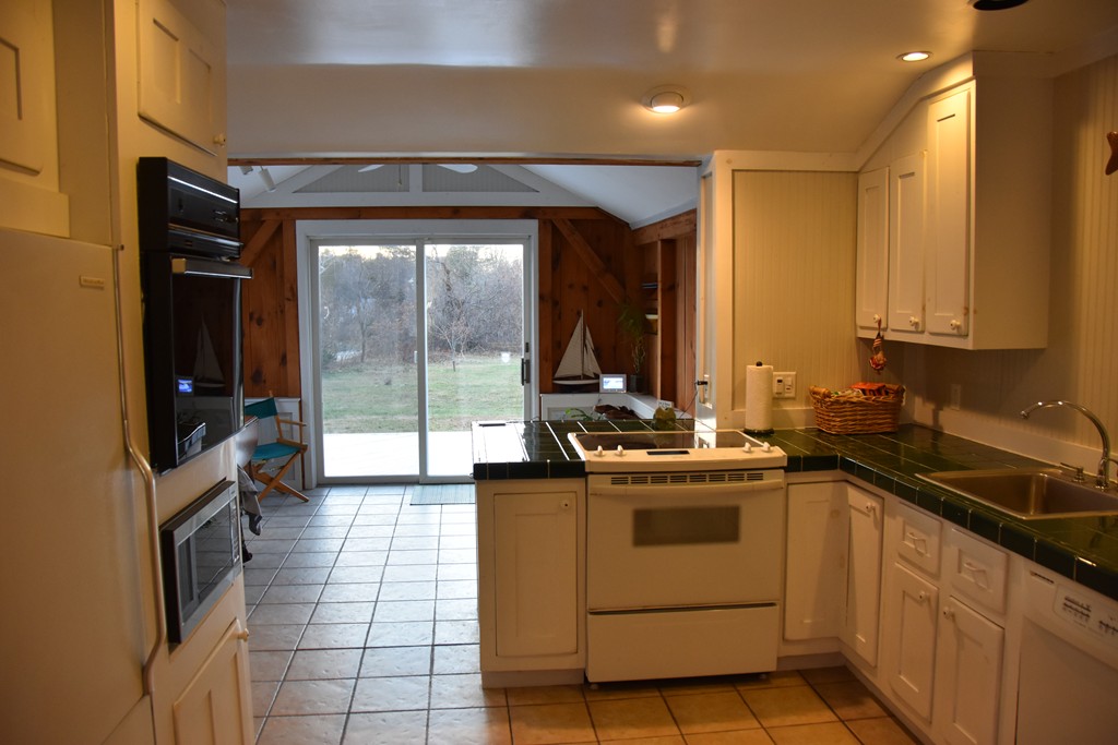 117 County Road Oak Bluffs, MA 02557 - Photo 5 of 19 Gallery Image 5