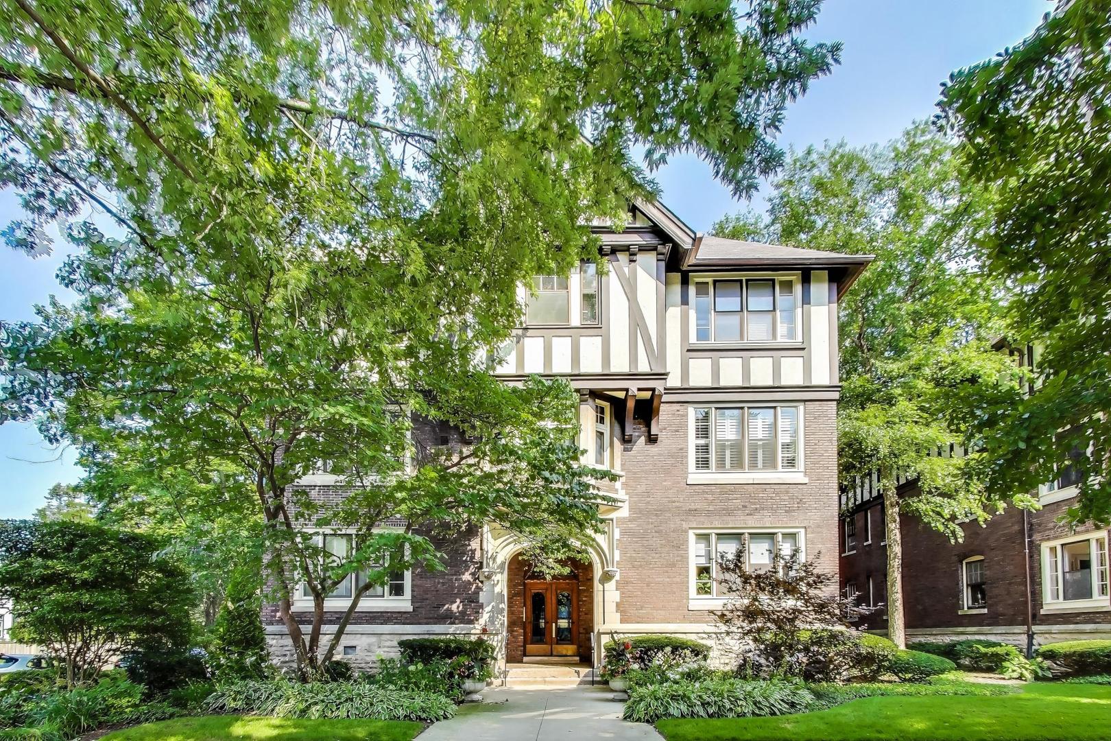 1641 Hinman Avenue, Unit 3 Evanston, IL 60201 - Photo 2 of 30 a front view of a house with garden