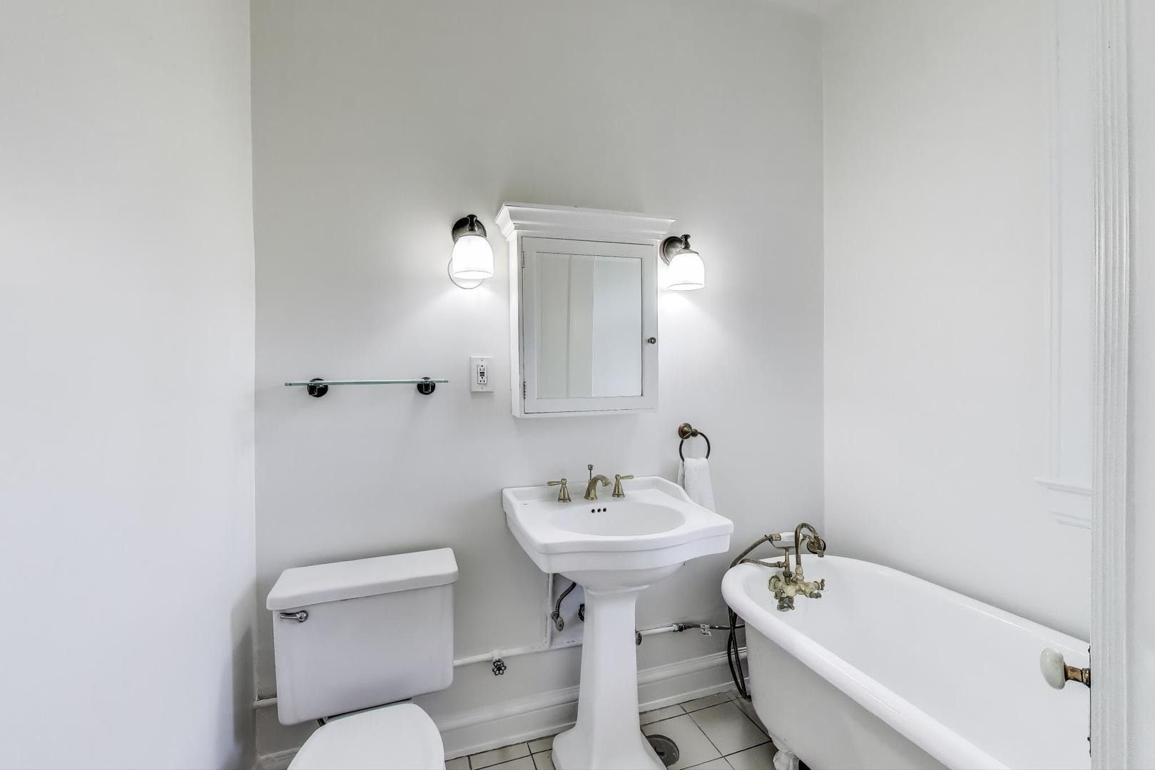 1641 Hinman Avenue, Unit 3 Evanston, IL 60201 - Photo 22 of 30 a bathroom with a sink toilet and a bathtub