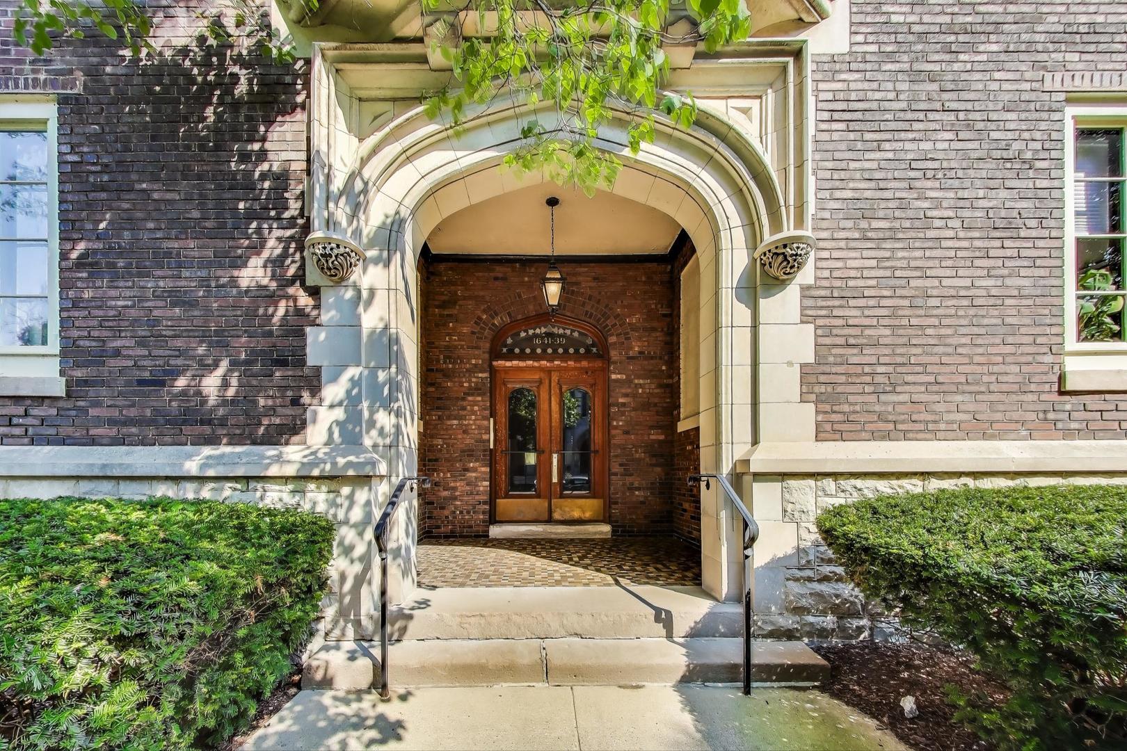 1641 Hinman Avenue, Unit 3 Evanston, IL 60201 - Photo 4 of 30 a front view of a house with a garden