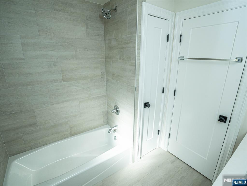 490 Broad Avenue, Unit 6 Leonia, NJ 07605 - Photo 7 of 8 a bathroom with a bathtub