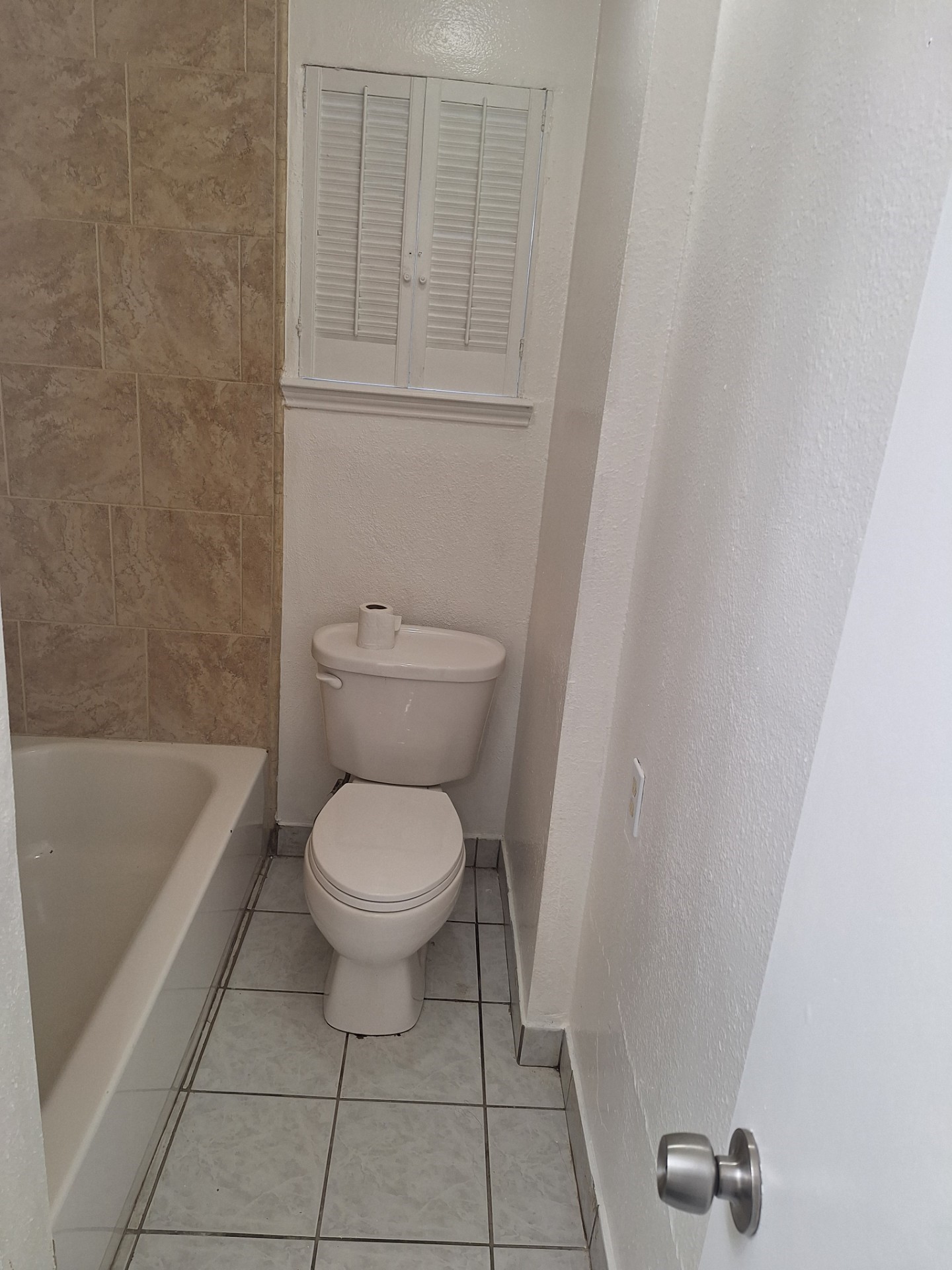 7900 Westheimer Road, Unit 127 Houston, TX 77063 - Photo 11 of 12 a bathroom with a toilet and a tub