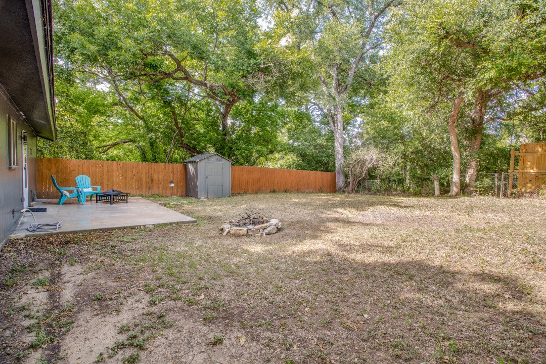 1109 Gardner Cove Austin, TX 78721 - Photo 11 of 12 a view of a yard with an tree