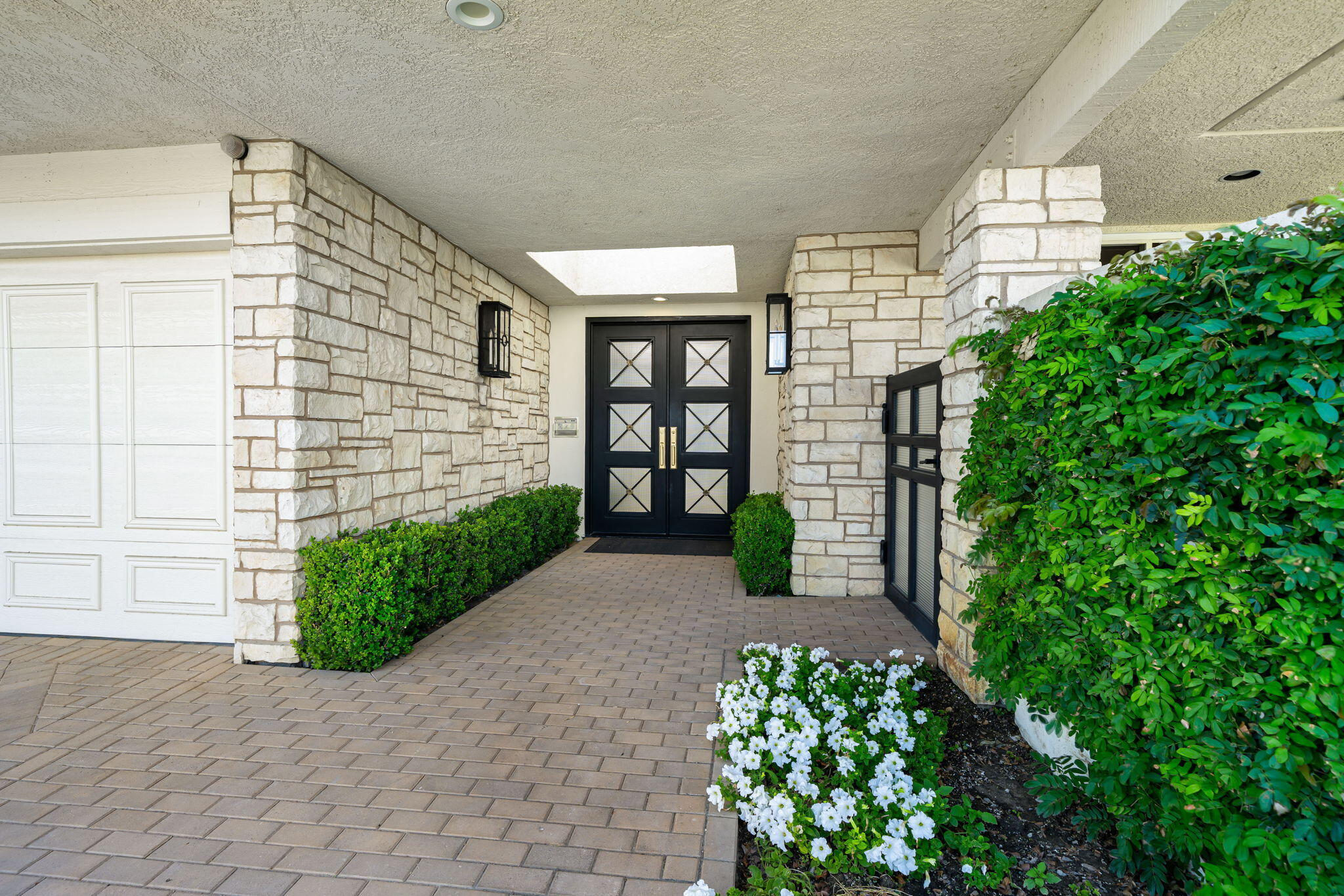 74 Mayfair Drive Rancho Mirage, CA 92270 - Photo 2 of 64 Front Entry