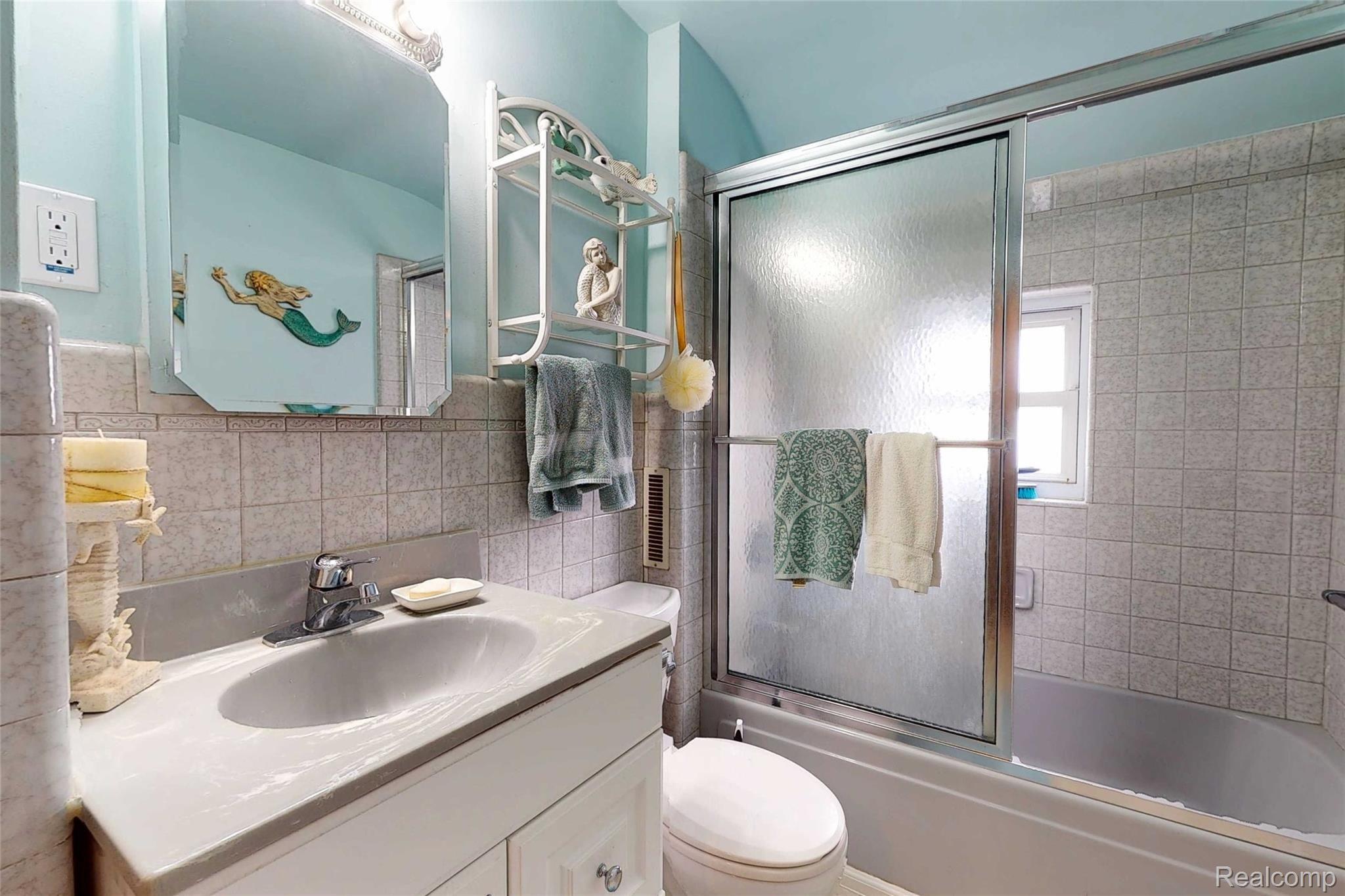 5173 Reid Road Swartz Creek, MI 48473 - Photo 48 of 88 5173-Reid-Rd-34 Bedroom 1 Bathroom.jpg