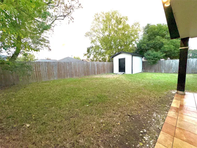 a view of a back yard